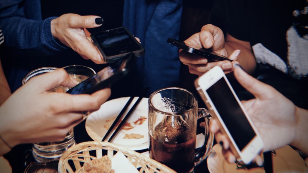 食事中のスマホと「上手く付き合う方法」