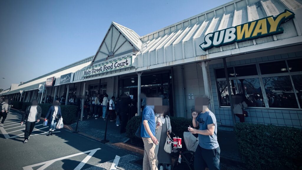 基地内フードコートのアメリカ飯