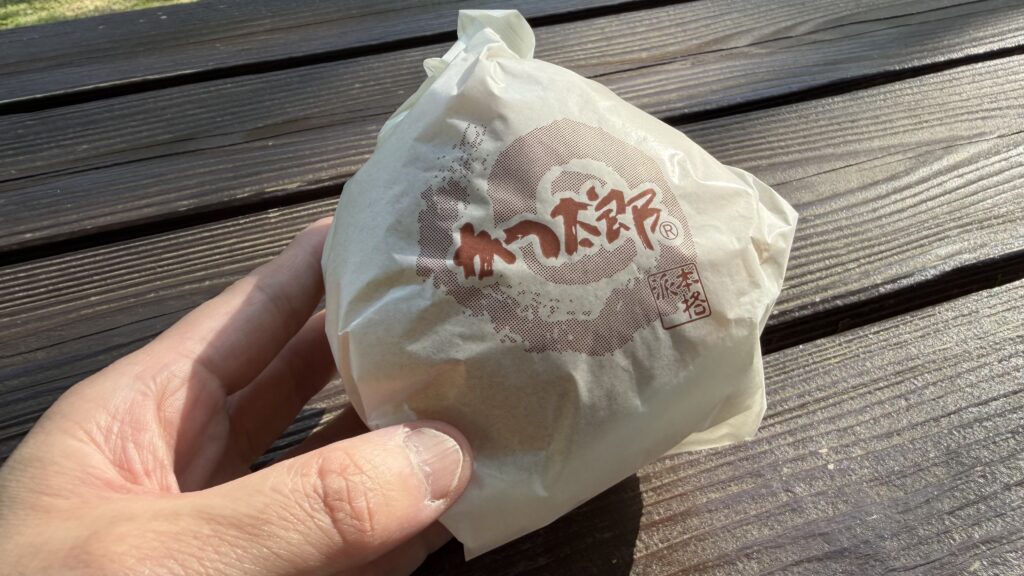 ヒレカツバーガーの雄大な見た目と素朴な味わい