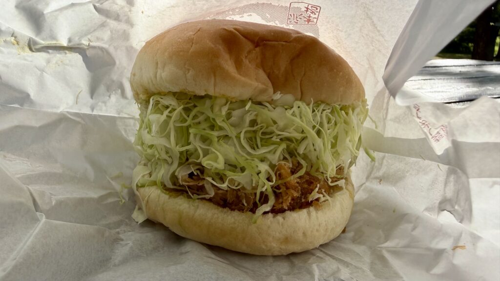 ヒレカツバーガーの雄大な見た目と素朴な味わい