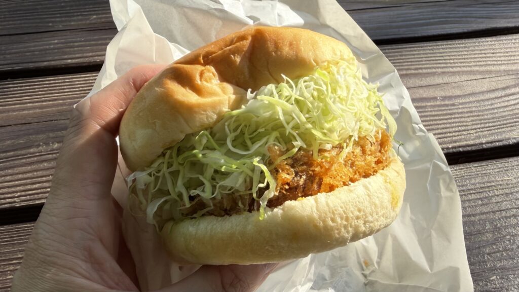 ヒレカツバーガーの雄大な見た目と素朴な味わい