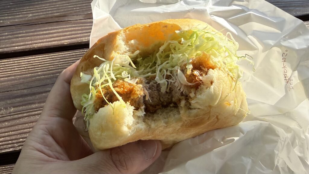 ヒレカツバーガーの雄大な見た目と素朴な味わい