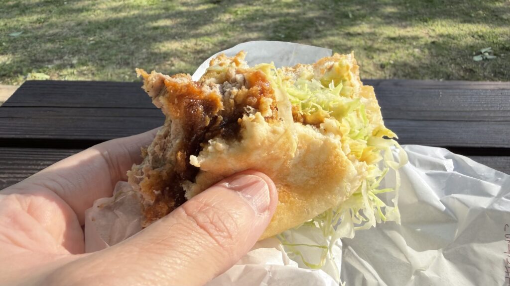 ヒレカツバーガーの雄大な見た目と素朴な味わい