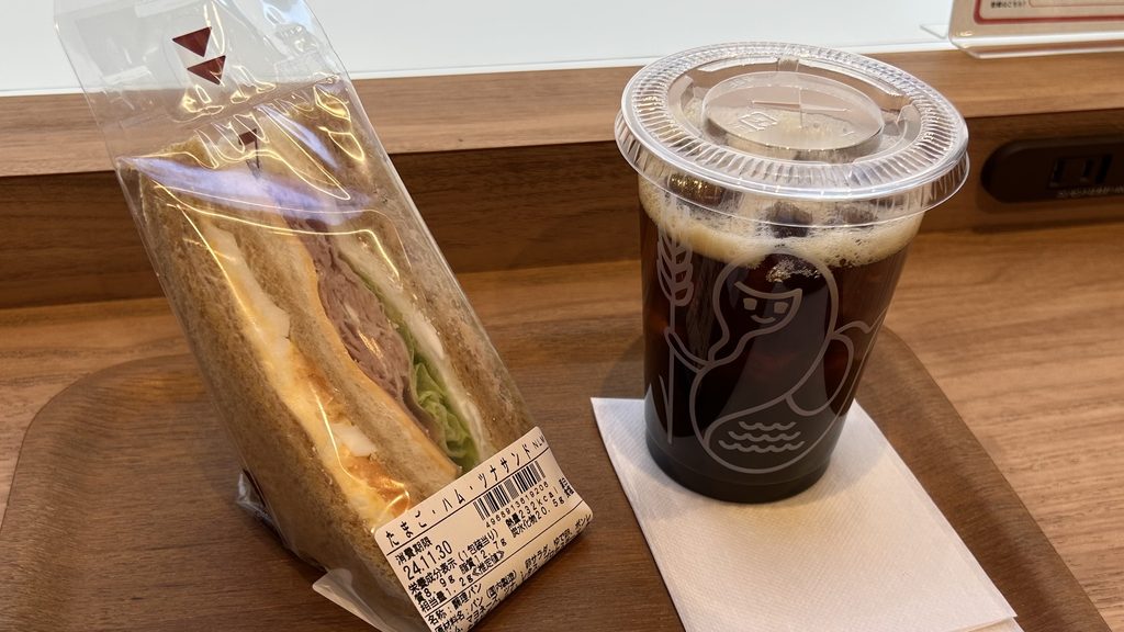 食べる前に水やお茶を一口飲む