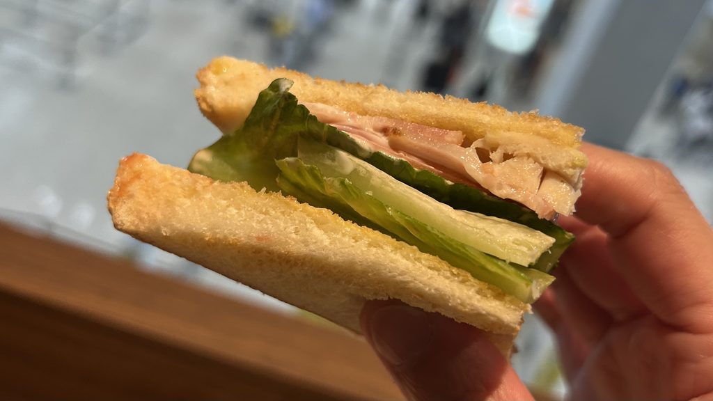 パンを軽くトーストして食べる