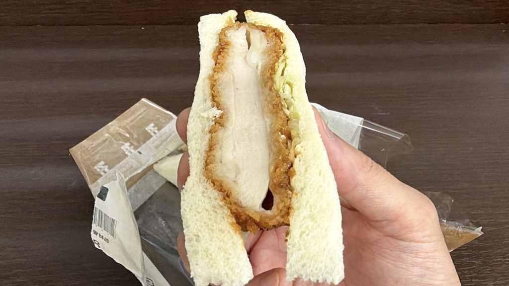 サンドイッチを縦向きにして食べる
